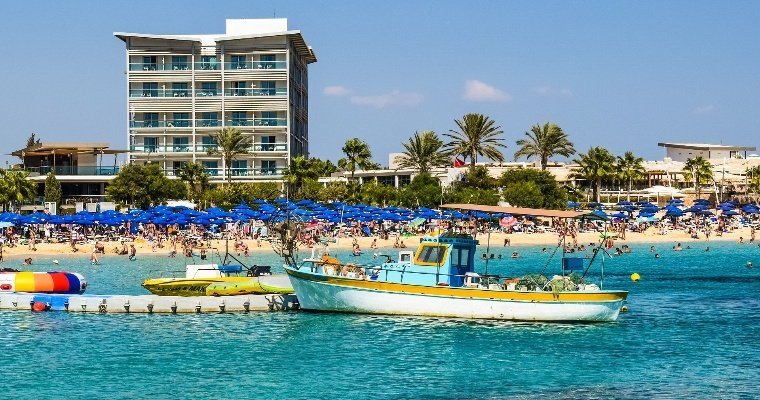 На Кипре открывают курорты для туристов с прививкой от коронавируса
