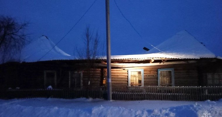 В Удмуртском селе Пыбья под тяжестью мокрого снега обвалилась крыша жилого дома