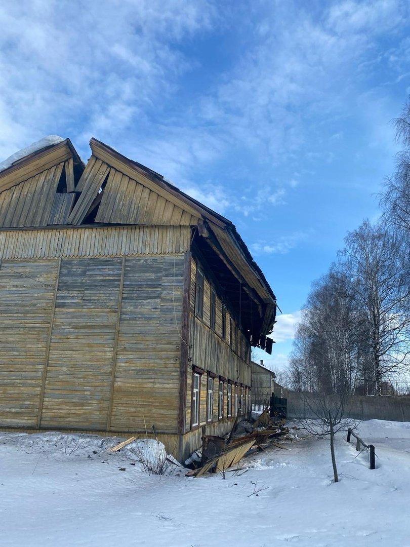 Крыша двухэтажного деревянного дома в посёлке Яр раскололась под тяжестью снега 