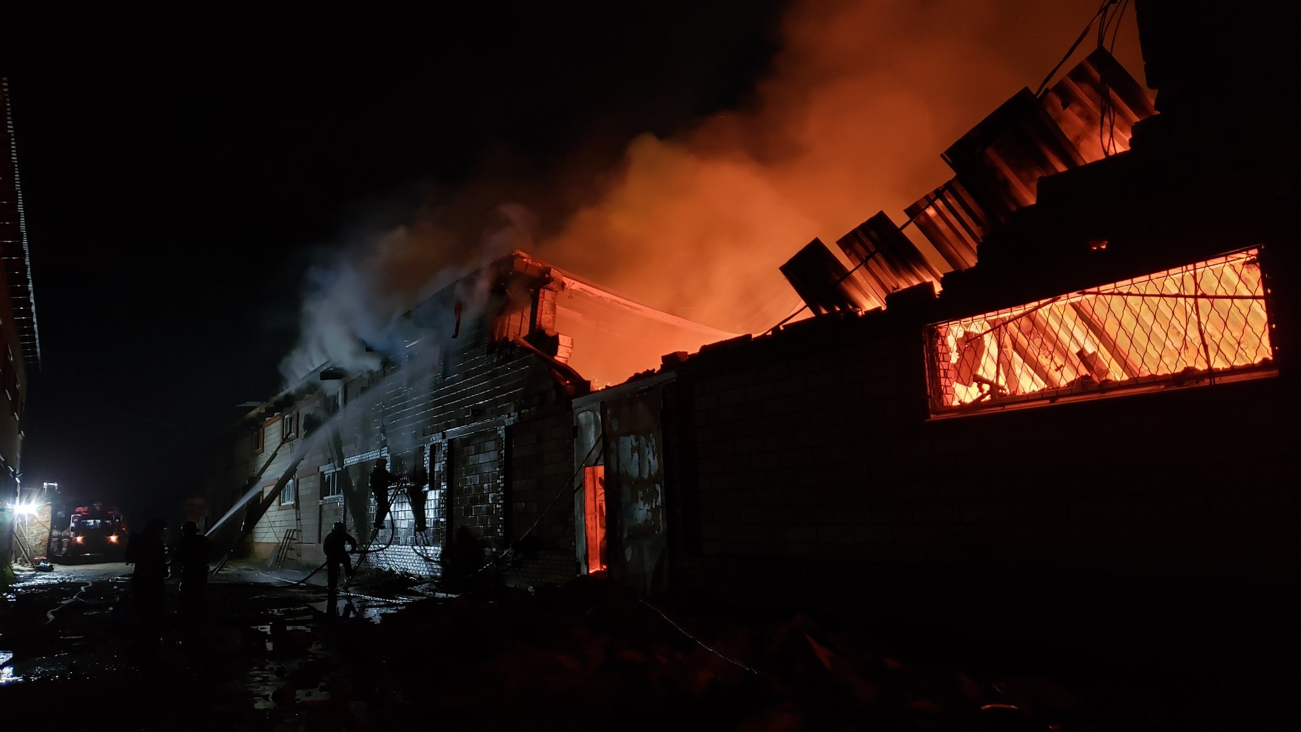 Производственное здание загорелось в гаражном кооперативе «Позимь» в Ижевске