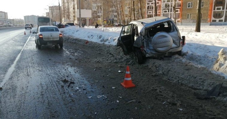 ДТП с маршруткой и легковушкой в Ижевске произошло из-за несоблюдения безопасной дистанции 