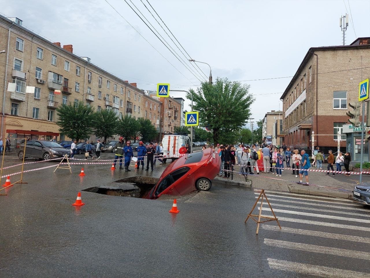 Итоги дня: провал асфальта на улице Ленина в Ижевске и ожидание затяжных  дождей в Удмуртии // ИА Сусанин - проверенные новости Ижевска и Удмуртии,  факты и описания событий.