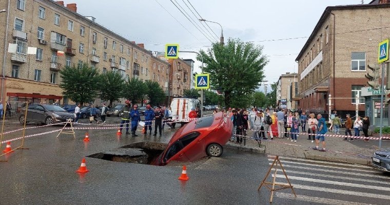 Итоги дня: провал асфальта на улице Ленина в Ижевске и ожидание затяжных дождей в Удмуртии