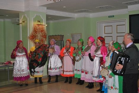 Показ старинных платков устроили в Ижевске для гостей из Финляндии