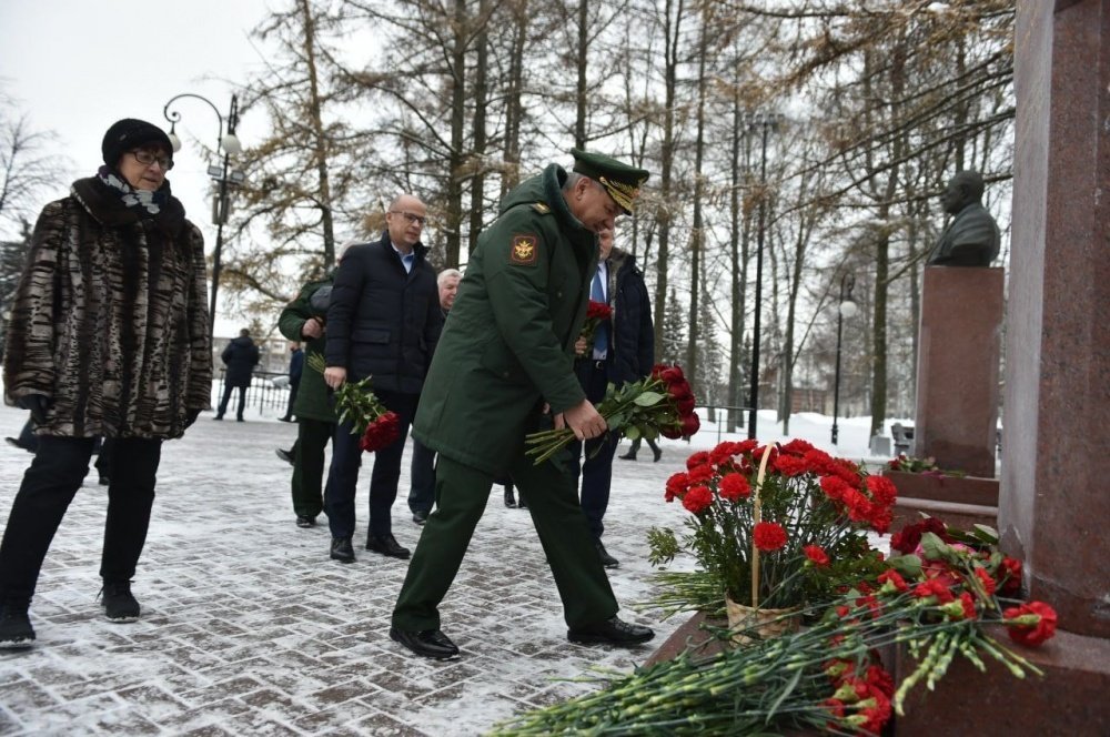 Сергей Шойгу возложил цветы к бюсту оружейника Михаила Калашникова в Ижевске