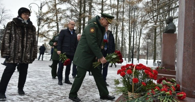 Сергей Шойгу возложил цветы к бюсту оружейника Михаила Калашникова в Ижевске