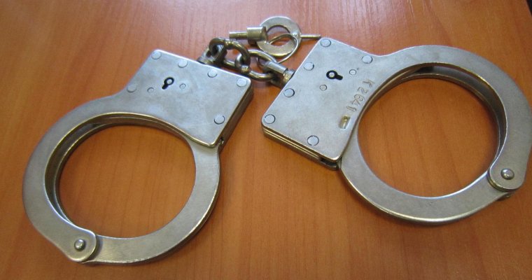 Жительницу Глазова обвинили в истязании своей матери и малолетнего сына