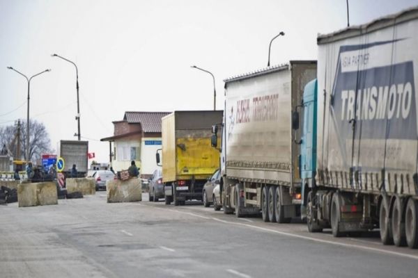 Пограничные службы предупредили о возможном бунте дальнобойщиков на границе Крыма и Украины