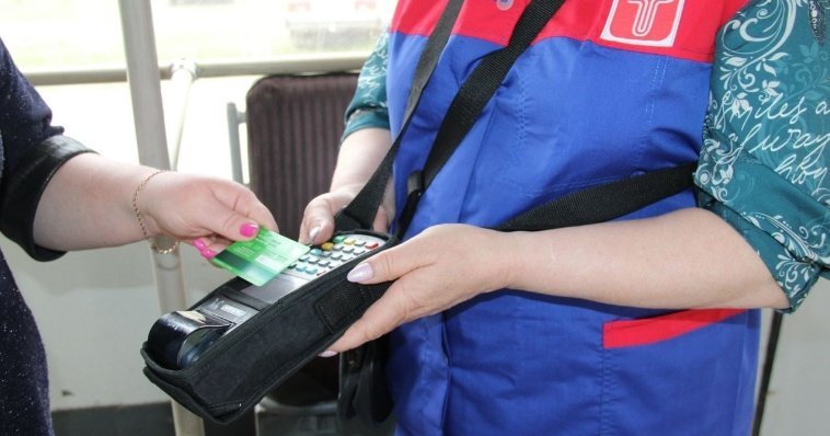 Ижевские транспортники сохранят скидку для пассажиров при оплате проезда банковской картой