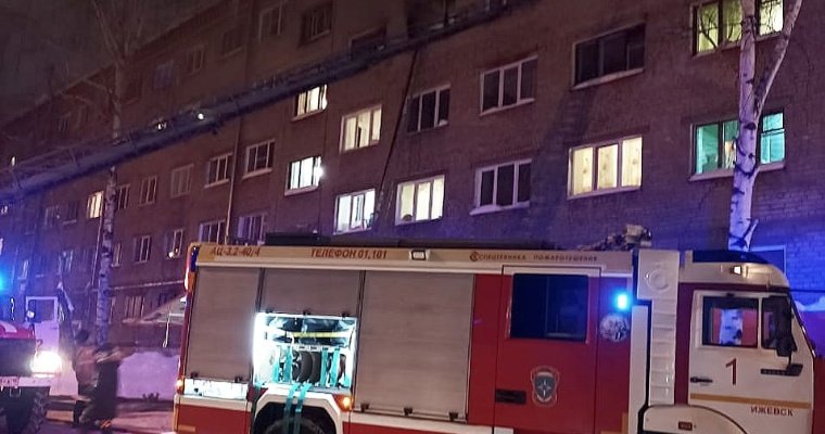 Пожарные эвакуировали из горящего дома в Ижевске более 40 человек