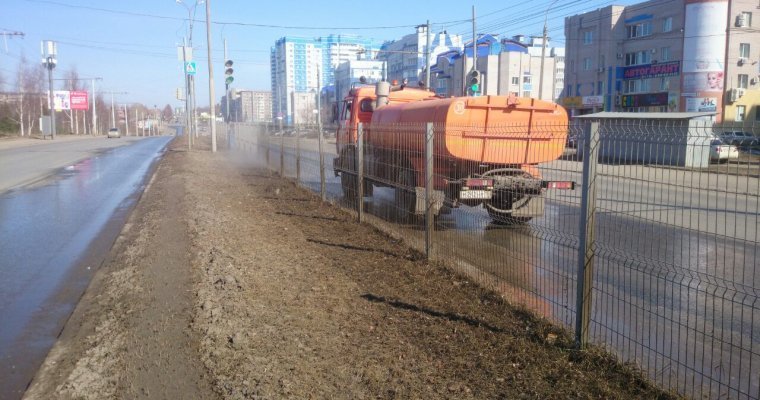 Дорожники начали мыть улицы Ижевска