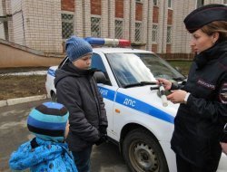 Дети в гостях у полиции Ижевска, пожары в Бурятии и восковая мадам Трамп: что произошло минувшей ночью