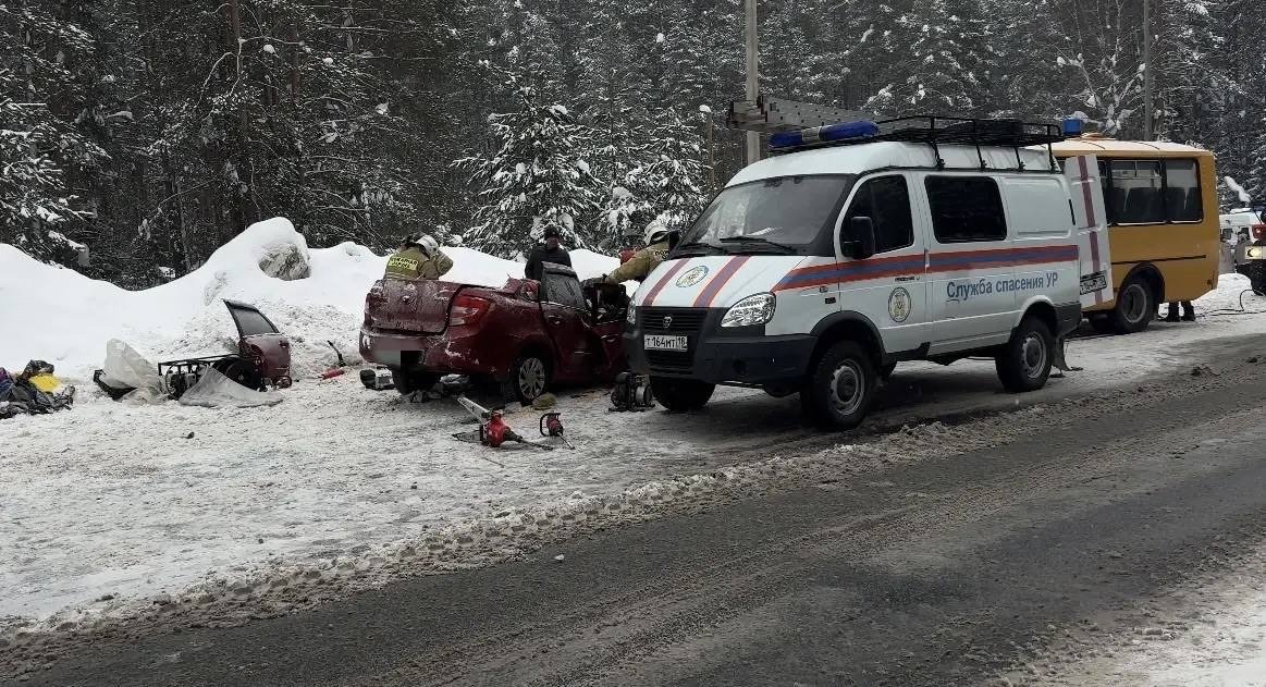 Мужчина погиб при столкновении легковушки со школьным автобусом в Удмуртии