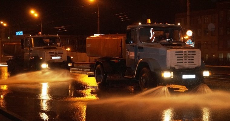 В Ижевске начали влажную уборку дорог