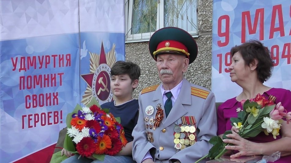 В Ижевске устроили парад у дома ветерана