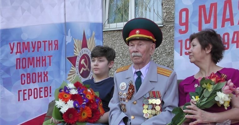 В Ижевске устроили парад у дома ветерана