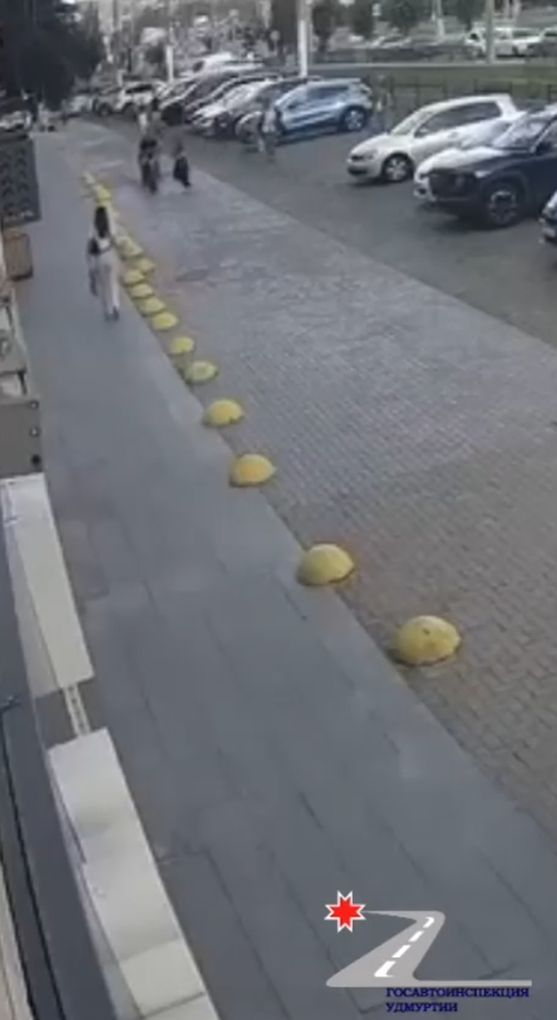 На улице Ленина в Ижевске девушка бросилась под колёса мопеда