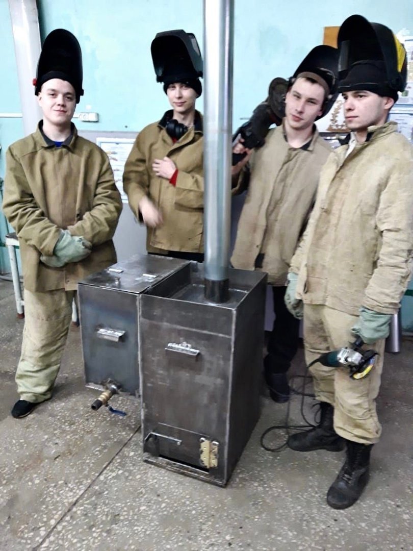 Студенты Сарапульского индустриального техникума собрали для участников СВО печь для полевой бани