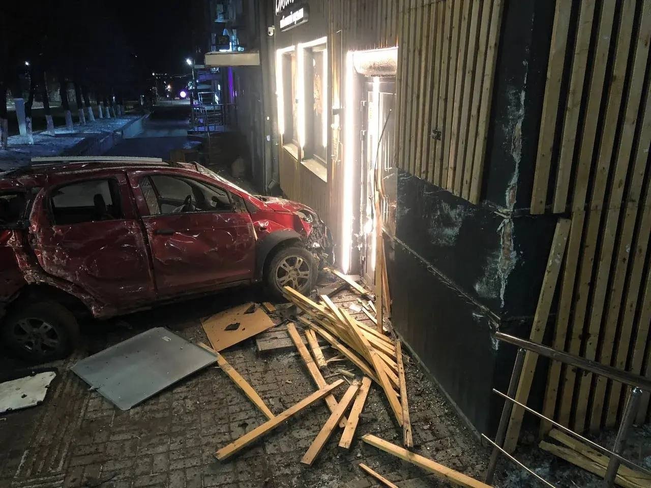 Водитель машины, въехавшей в дом на улице Пушкинской в Ижевске, скрылся с места ДТП