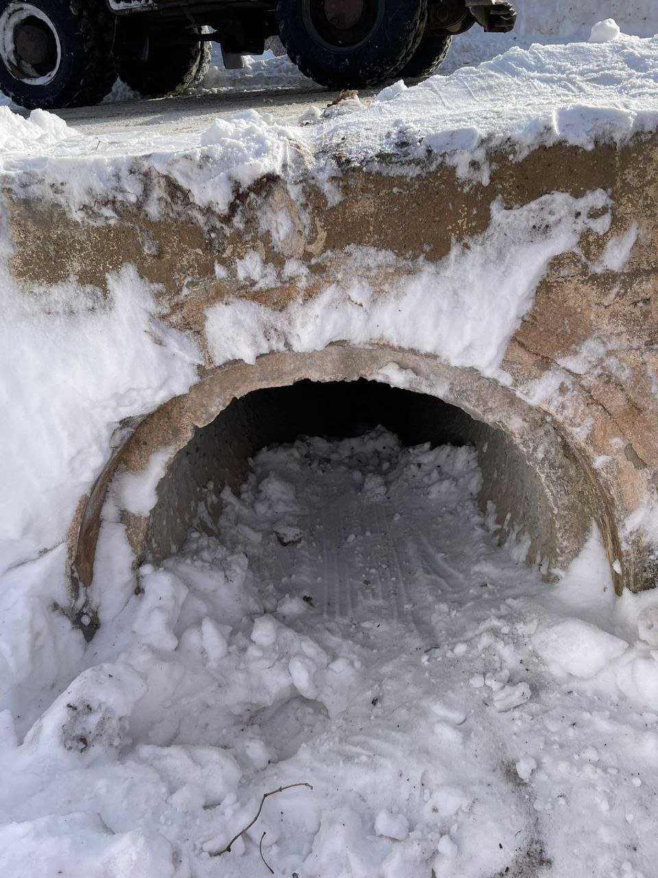 На региональных трассах Удмуртии начали прочищать от снега водопропускные трубы