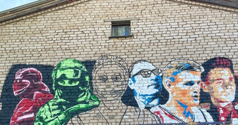 Художники создают мурал на стене Дебёсского центра культурного развития