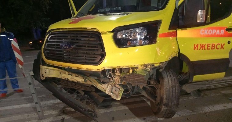 В Ижевске автомобиль скорой помощи в результате ДТП налетел на тросовое ограждение
