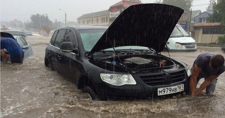 Десятки автомобилей подтопило ливнем в Ростове-на-Дону