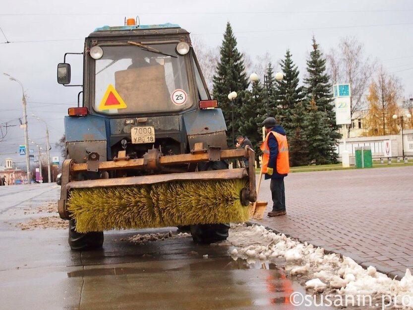 

Дорожная техника вышла на улицы Ижевска после ночного снегопада

