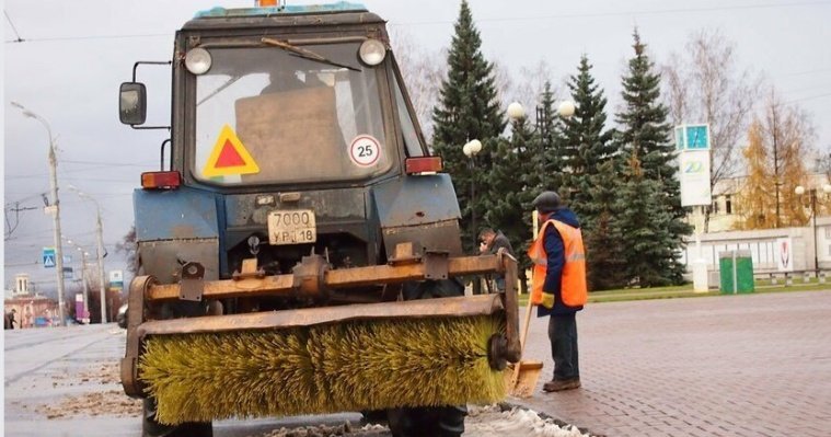 Дорожная техника вышла на улицы Ижевска после ночного снегопада