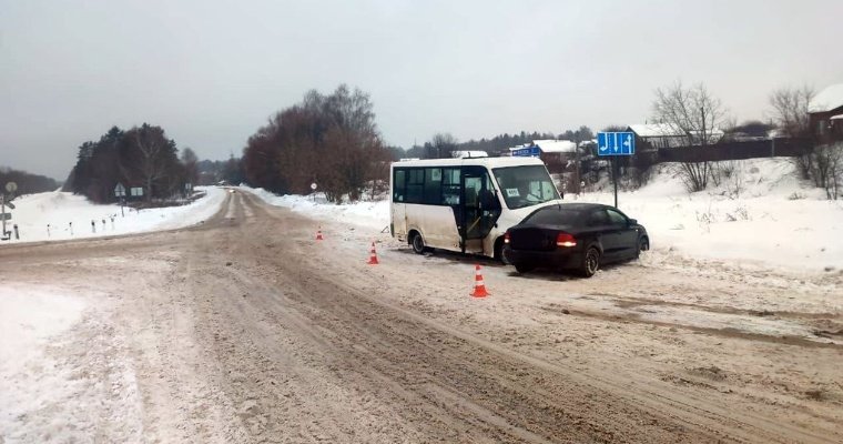 Микроавтобус с 11 пассажирами попал в аварию под Ижевском