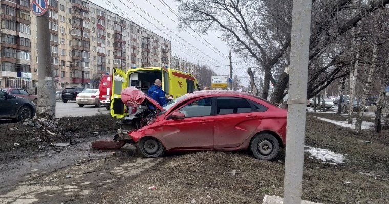 Автомобиль врезался в столб на улице Удмуртской в Ижевске