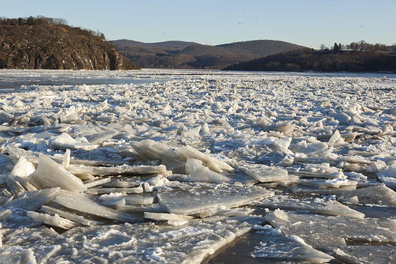 Последняя река. Падение Москвы в соленые воды. Река Гудзон какая вода соленая вода. Throwing Rocks in Ice on the covered Bridge.