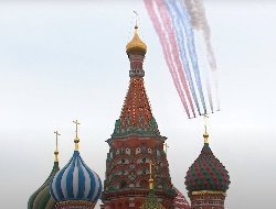 Российский триколор появился в небе над Москвой во время воздушного парада в честь Дня Победы