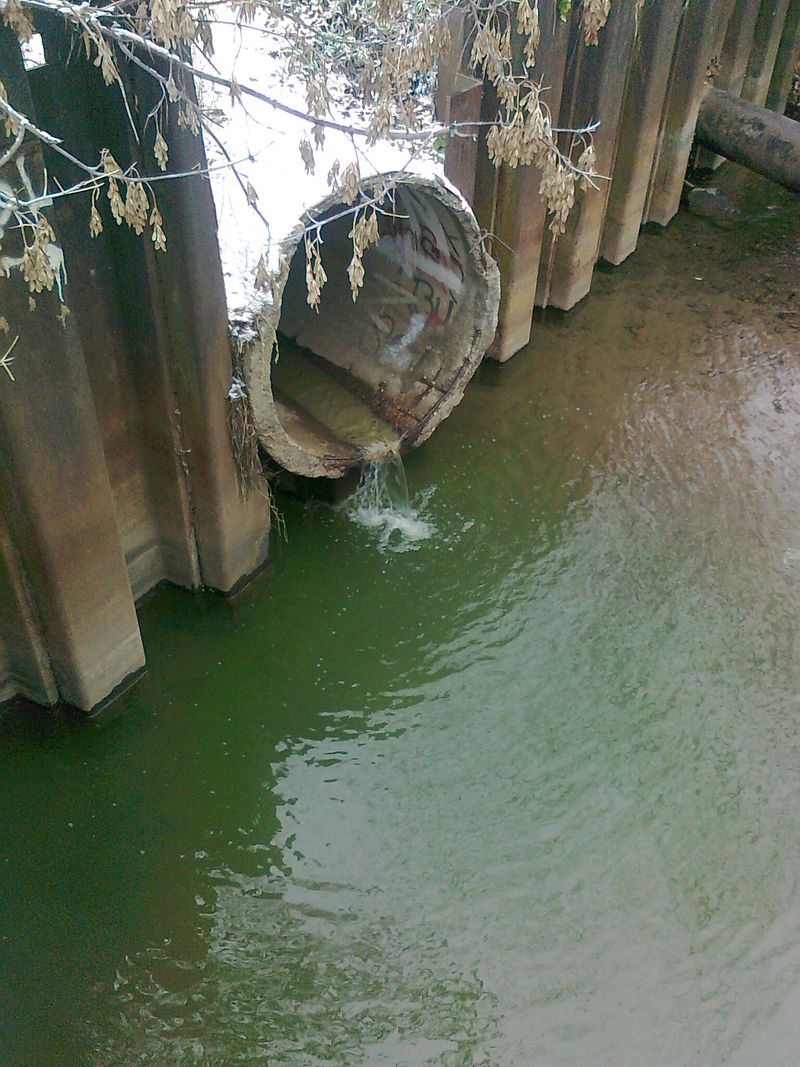 Где канализация. Сточные воды из канализации. Водяная канализация. Городская канализация слив. Вода стекающая в канализацию.