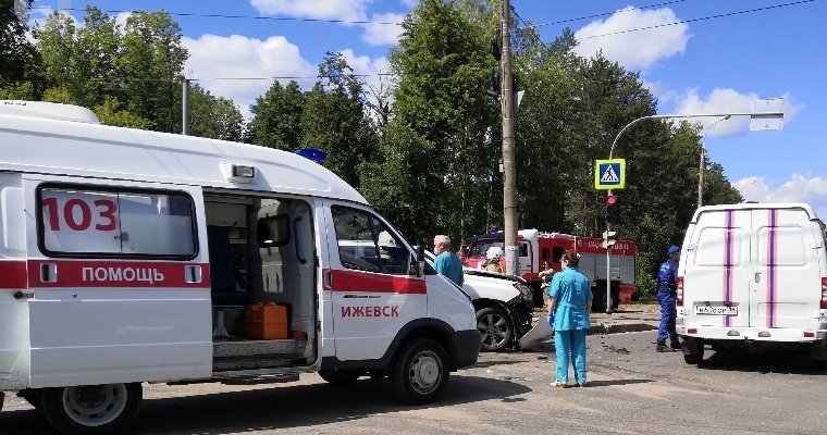 Двое мужчин и два подростка получили травмы в ДТП на Воткинском шоссе Ижевска