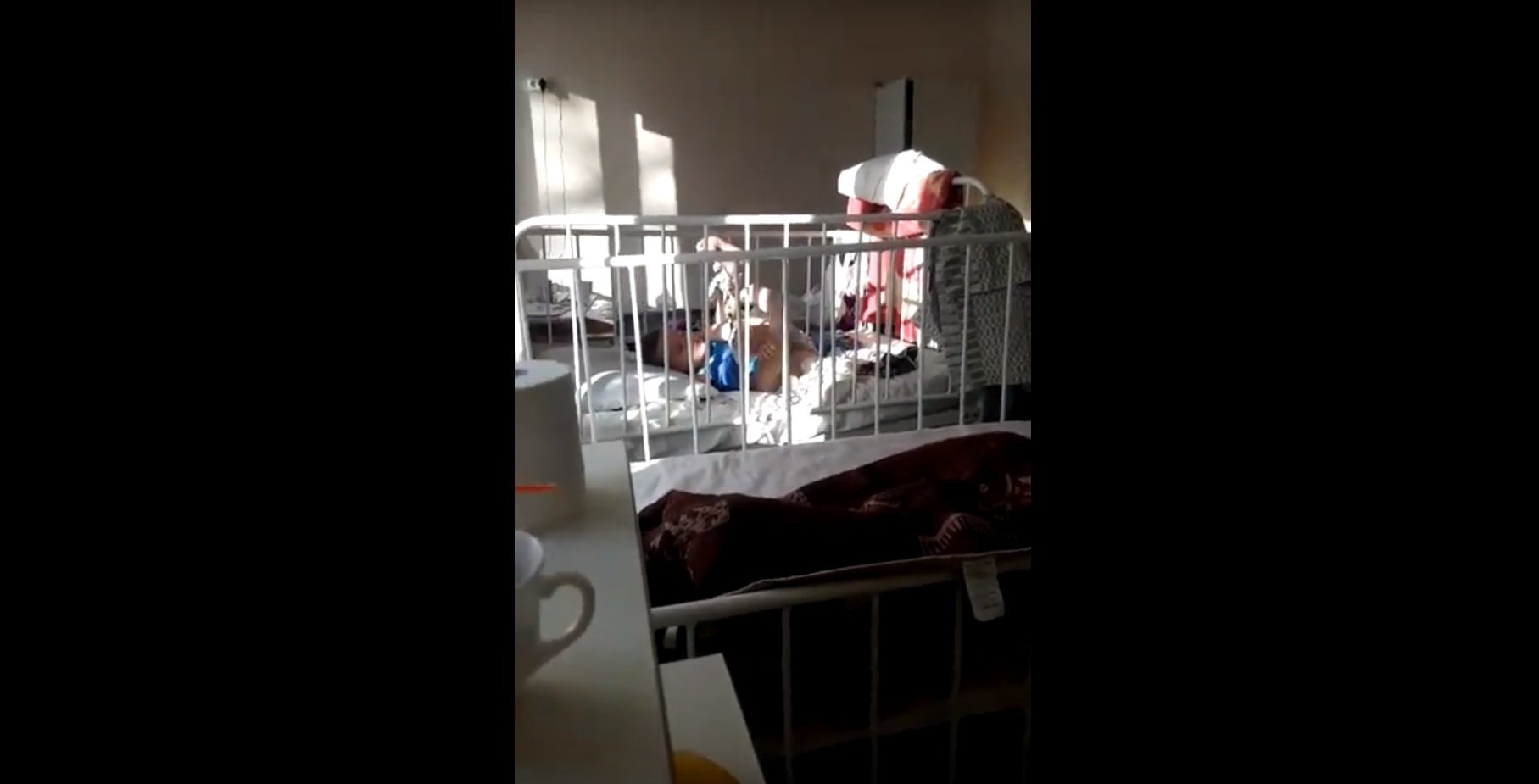 В Южно-Сахалинской детской больнице медсестры связывали 5-летнего мальчика колготками