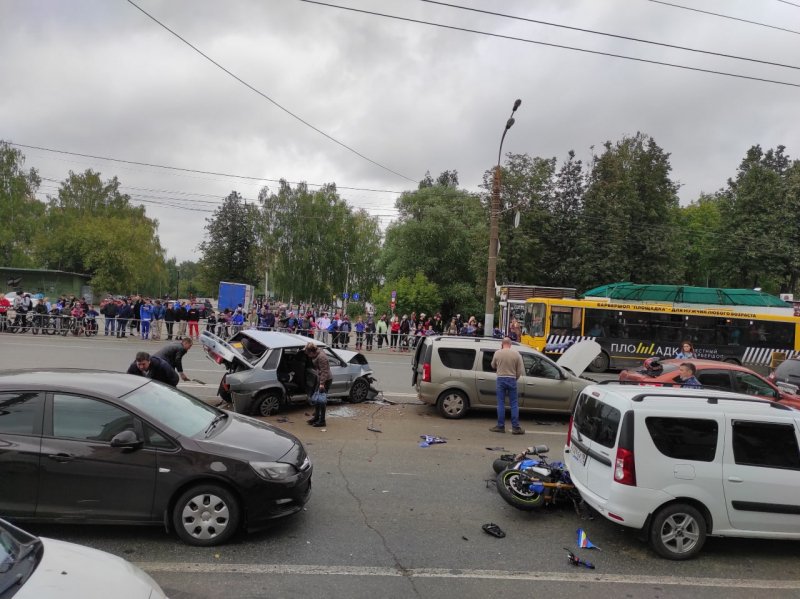 В Ижевске задержали мужчину, устроившего ДТП с 6 автомобилями и мотоциклом 