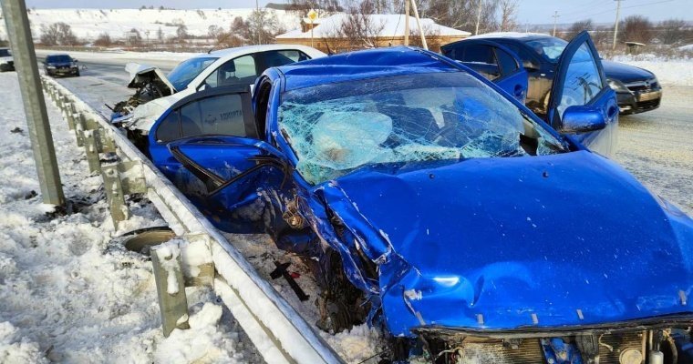 В Удмуртии водитель иномарки устроил аварию на встречной полосе 
