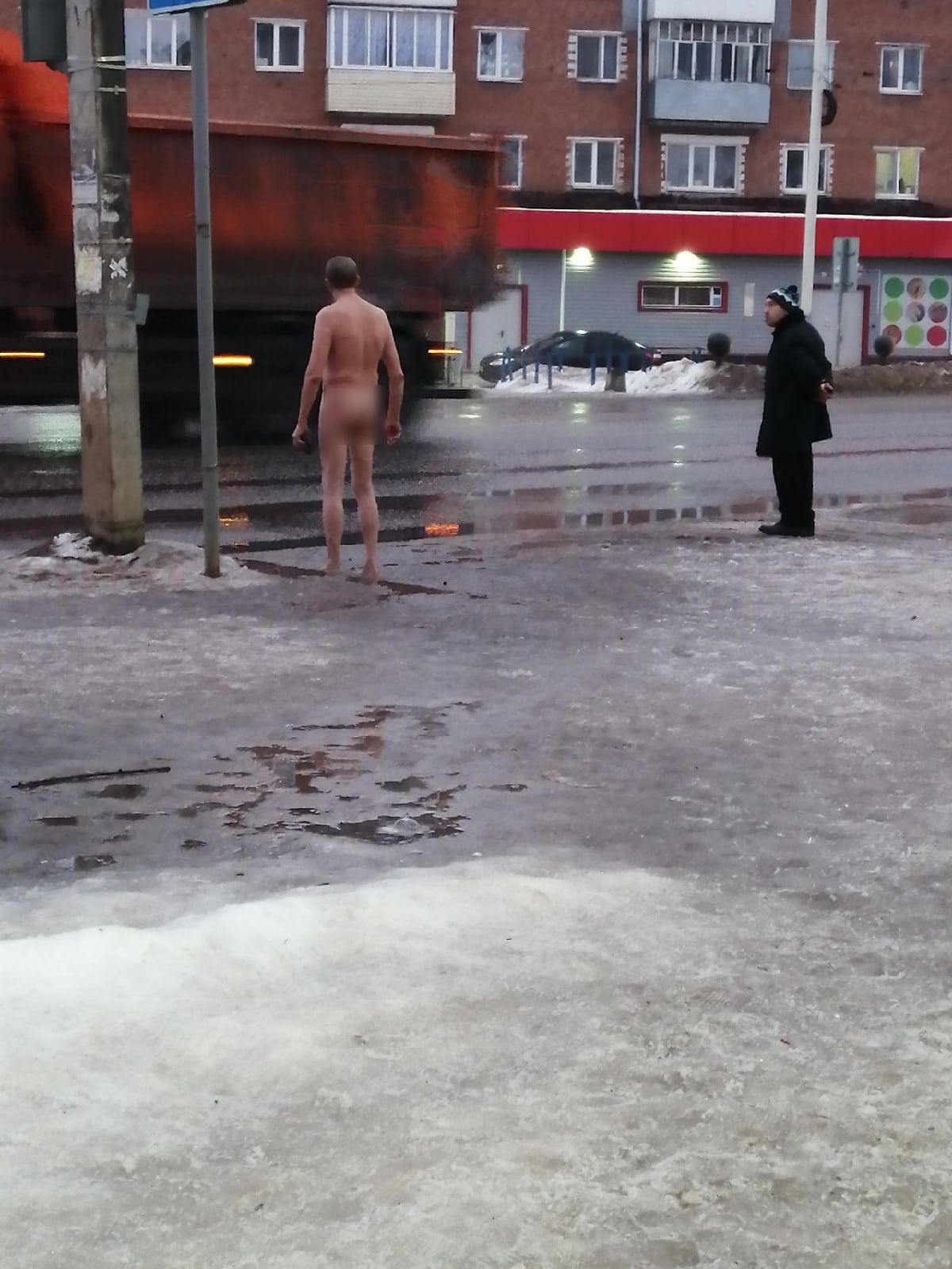 В Воткинске голый мужчина с кошельком прогулялся по улице