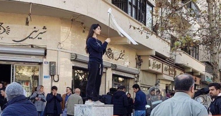 Осужденную за протест против хиджаба активистку освободили в Иране