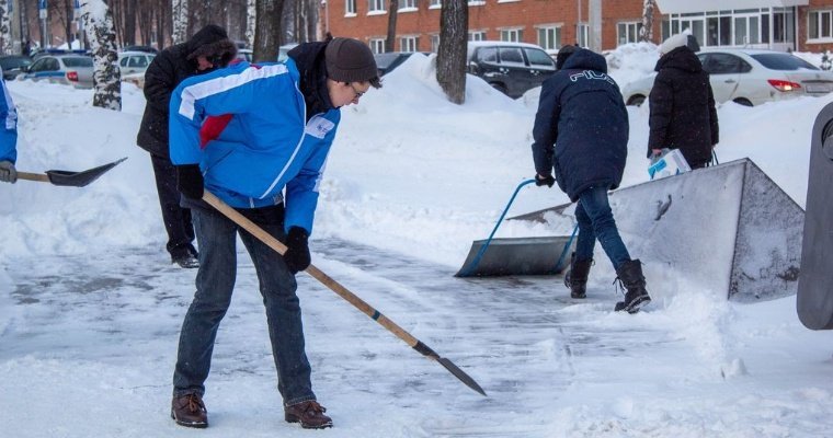 Студенты-добровольцы помогли в уборке снега у памятников Ижевска