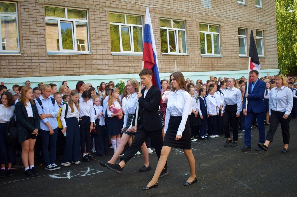 Во всех школах Ижевска 1 сентября подняли государственный флаг России
