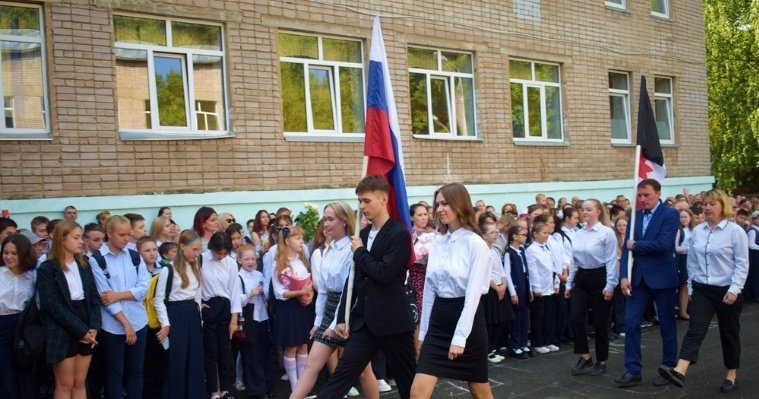 Во всех школах Ижевска 1 сентября подняли государственный флаг России