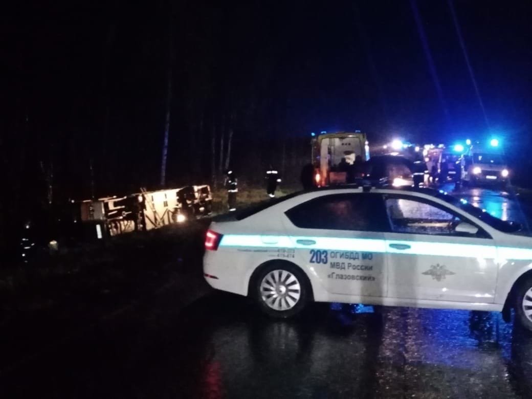 В Удмуртии перевернулся экскурсионный автобус с 29 пассажирами