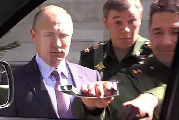 УАЗ назвал оторвавшего при Путине ручку джипа генерала суперменом