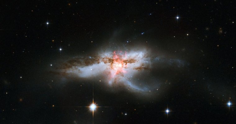 Астрономы обнаружили первую во Вселенной галактику с тремя сверхмассивными чёрными дырами в центре