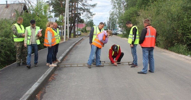 Общественники проверили ход ремонта четырёх дорог в Увинском районе