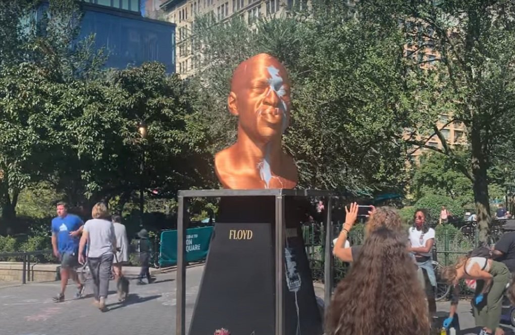 

Памятник Джорджу Флойду в Нью-Йорке пострадал от действий вандала

