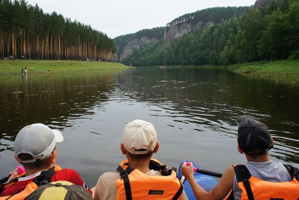 При сплаве по реке в Нижегородской области пропали 10 детей