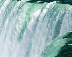 В Китае на одном из небоскребов появился 108-метровый водопад